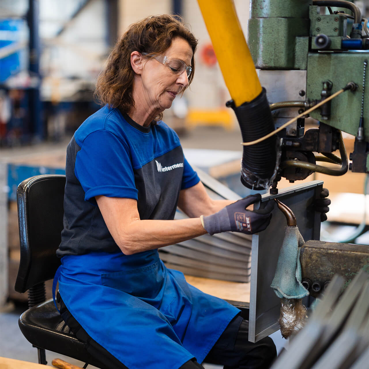Medewerker aan persmachine.jpg